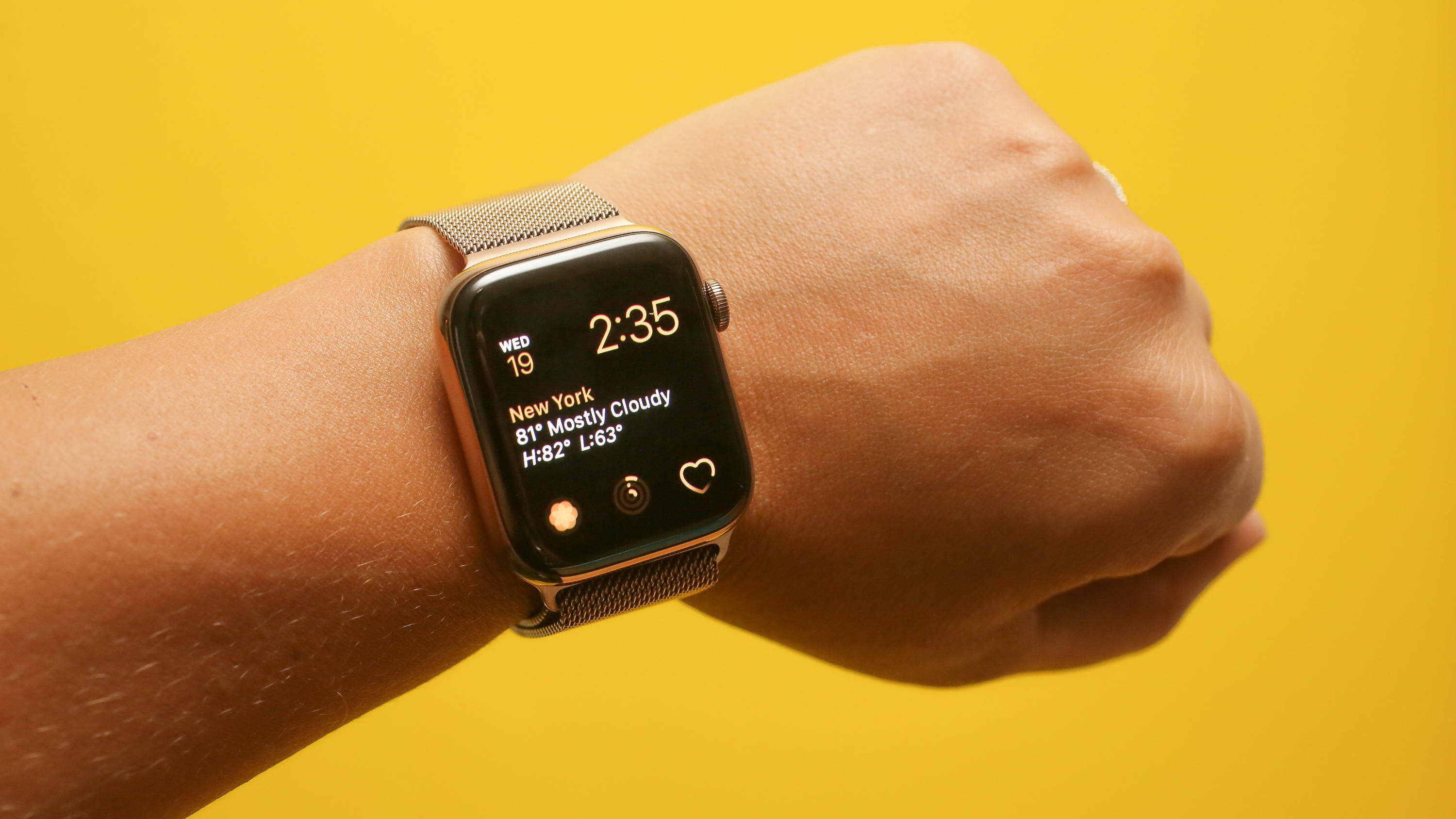 Как слушать через часы. Смарт часы Apple 4. Часы эпл вотч на руке женские. Прослушать часы смарт. Apple watch se 44mm на руке.